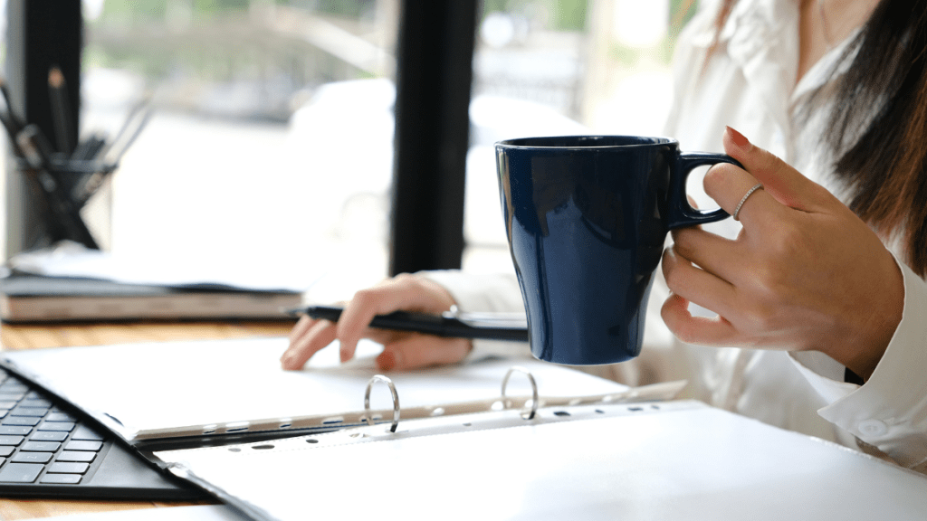 Ocena i zarządzanie ryzykiem samobójstwa: przewodnik dla pracowników zawodów&nbsp;pomocowych.