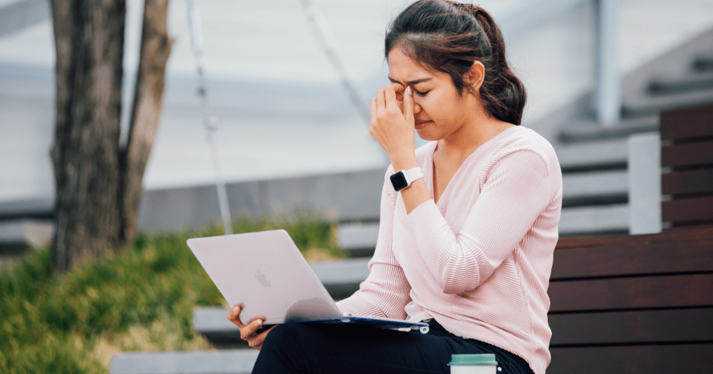 5 sposobów radzenia sobie, gdy praca w sektorze zdrowia psychicznego przypomina o osobistych&nbsp;kryzysach.